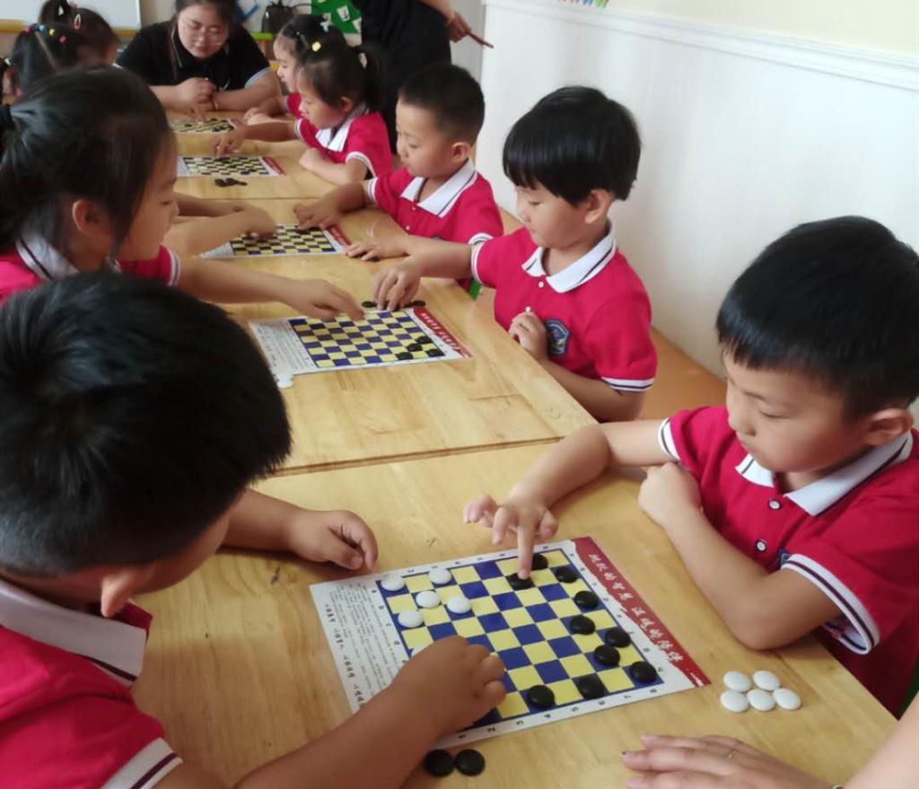 我校团委开展五子棋棋艺比赛