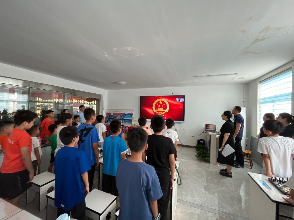 全体起立 奏唱国歌.jpg