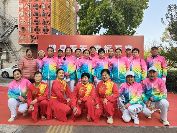 合影1_副本.jpg 合影1_副本.jpg